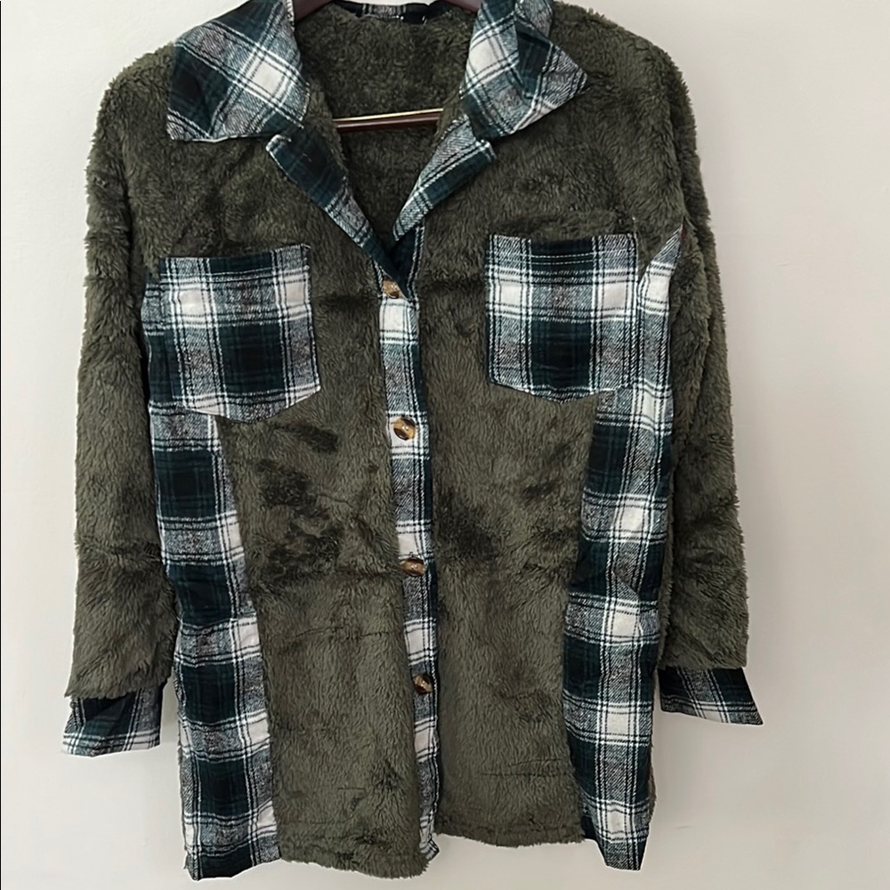 New Small Cozy Sherpa Fleece Plaid Shacket Jacket with Button-Up Front for Women